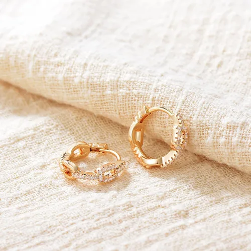 Vista 5 de VACRONA - Aretes huggies (de presión), pequeños, livianos y simples, en forma de argollaarracada, chapados en oro de 14 quilates, con circonia