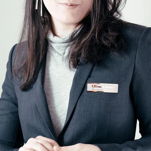 Vista 3 de Placa de identificación personalizada con grabado láser, placa de identificación personalizada para empresas con magnético, alfiler, parte trasera