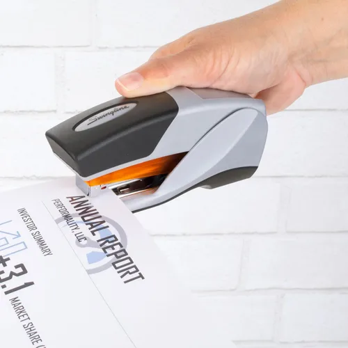 Vista 7 de Swingline Engrapadora, engrapadora de escritorio, tamaño compacto, capacidad de 25 hojas, Optima 25 Esfuerzo reducido, naranja/gris (66412)