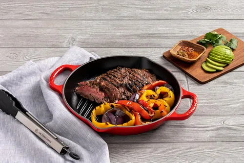 Vista 6 de Le Creuset Parrilla redonda profunda de hierro fundido esmaltado, 9.75 pulgadas, color cereza