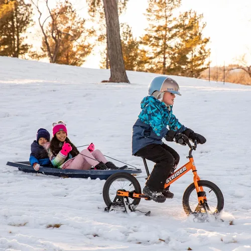 Vista 5 de Strider Juego de Esquís de Nieve 14x Sport – Transforma la bicicleta de equilibrio en trineo – Se adapta a nuestra bicicleta de equilibrio 14x